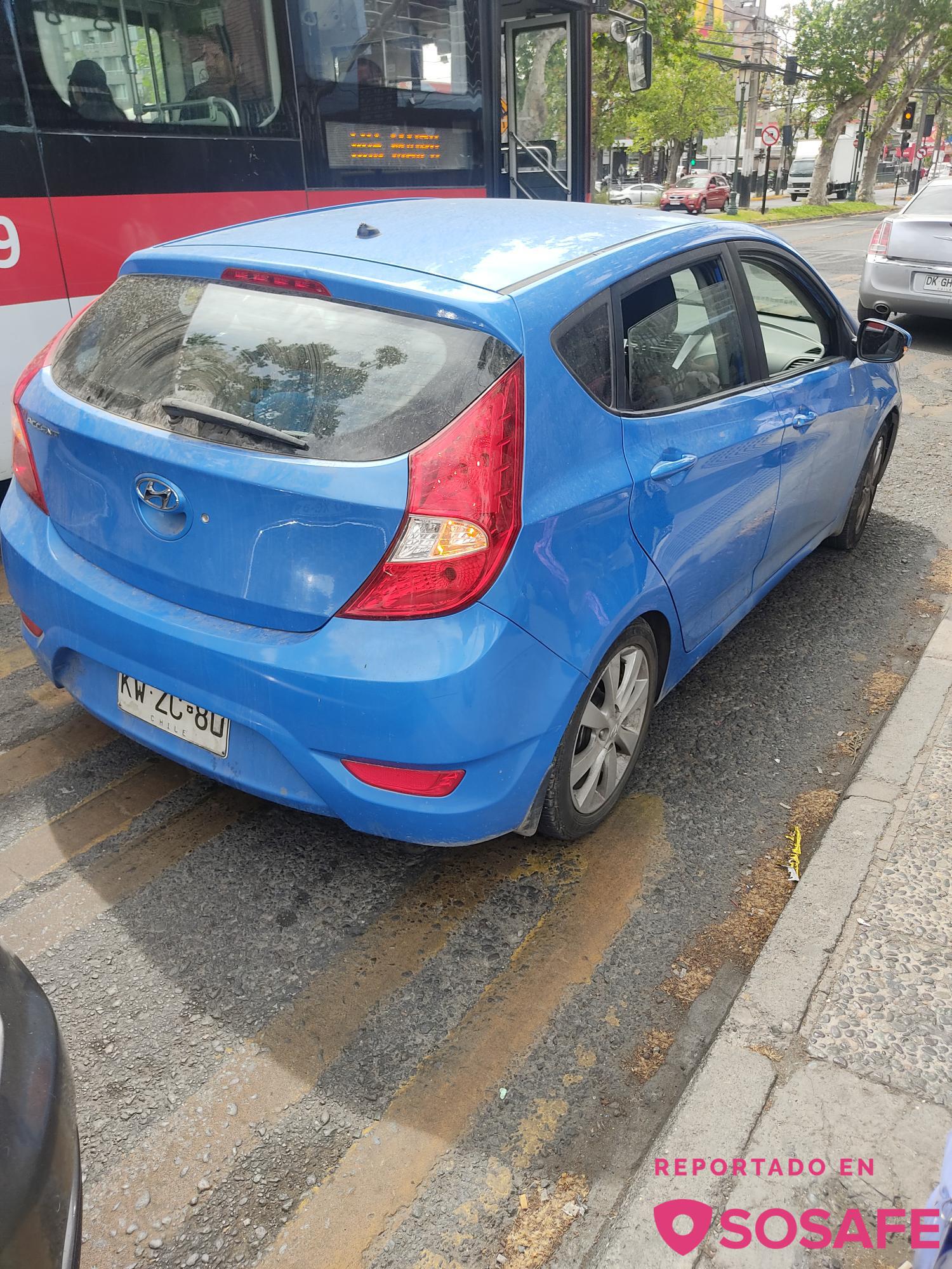 SOSAFE - Hola, no sé si seré el único pero ya da paja que estos sujetos  usen todo el espacio para las micros para estacionarse, entiendo que vienen