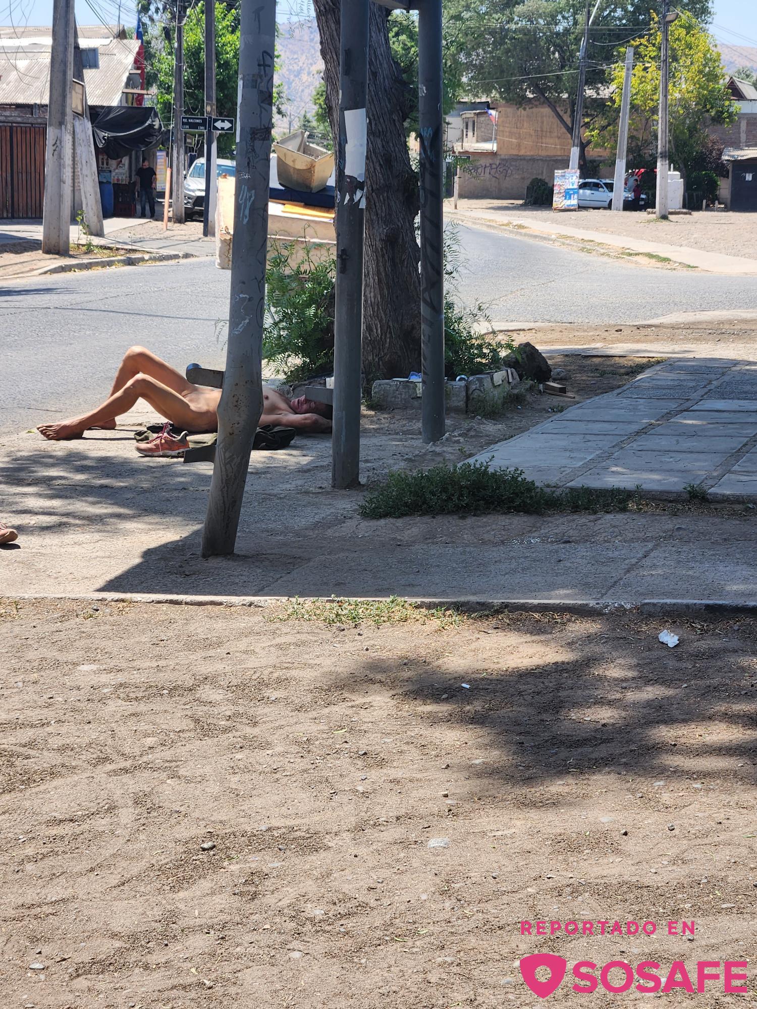 SOSAFE - Mujer desnuda en plena calle. Favor estamos cansado de esta  situación. Esta justo en el paradero de micro de horacio johnson con  esquina de